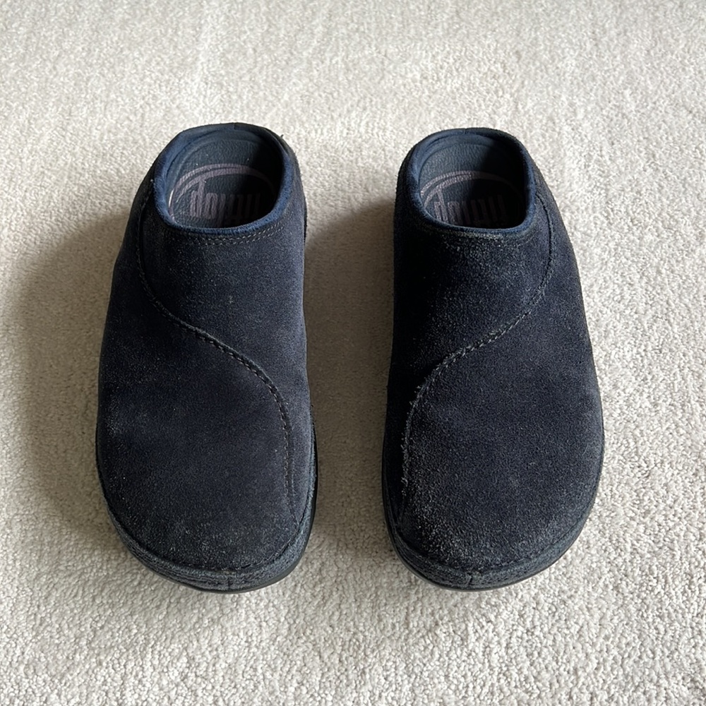 Fitflop Gogh Suede Clog in Navy Blue. Round Toe Comfort Shoe. Women’s Size 9.